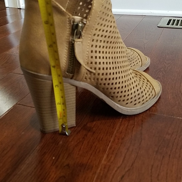 Camel cutout ankle booties - Picture 2 of 4
